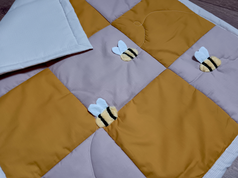 Pihe puha MÉHECSKÉKKEL készült egyedi, handmade, patchwork babatakaró